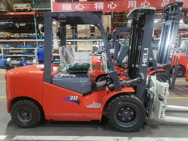 Australia - 3 Units HELI Forklifts CPD & 1 HANGCHA Working Aerial Platform 100XENS